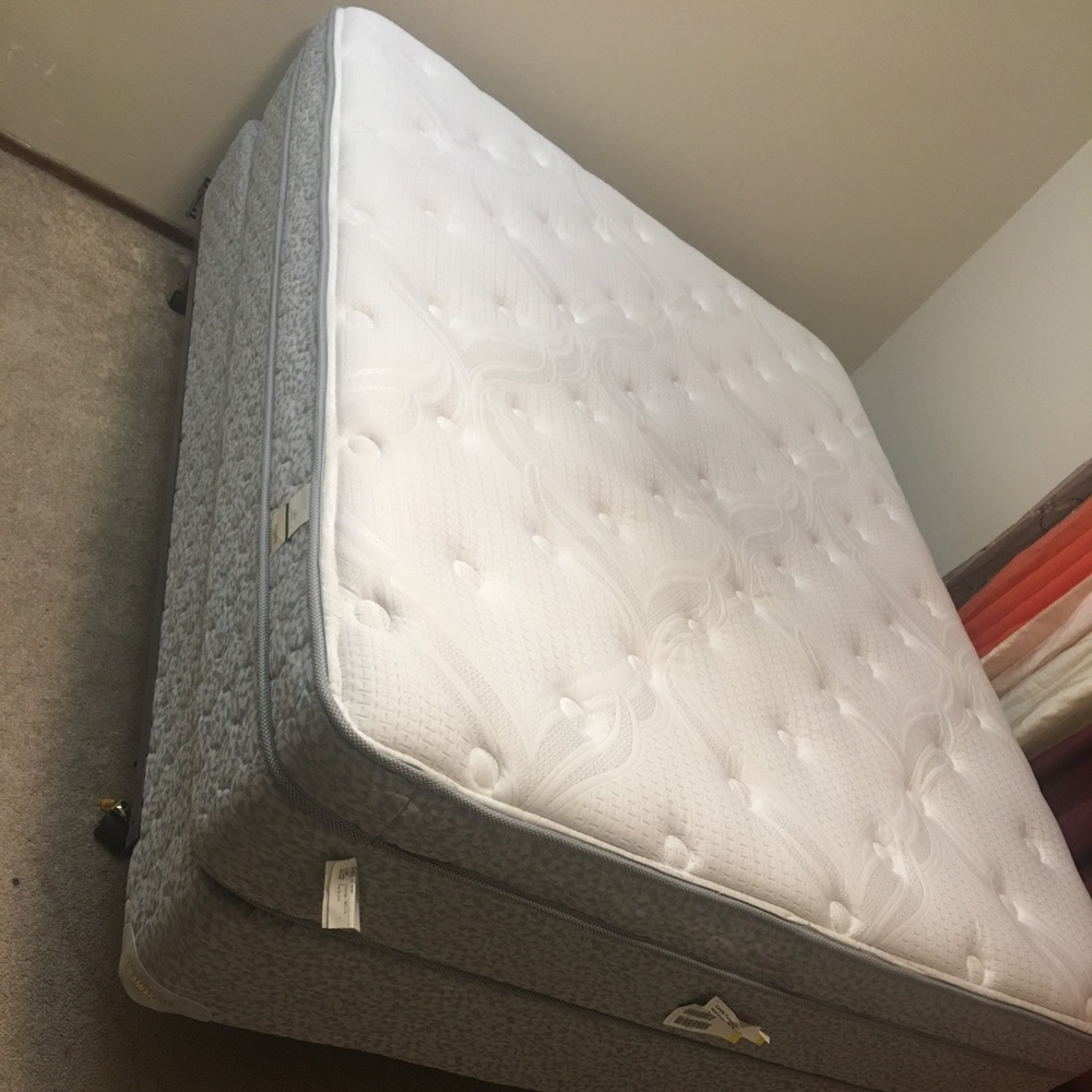 Queen mattress - Picture 2 of 4